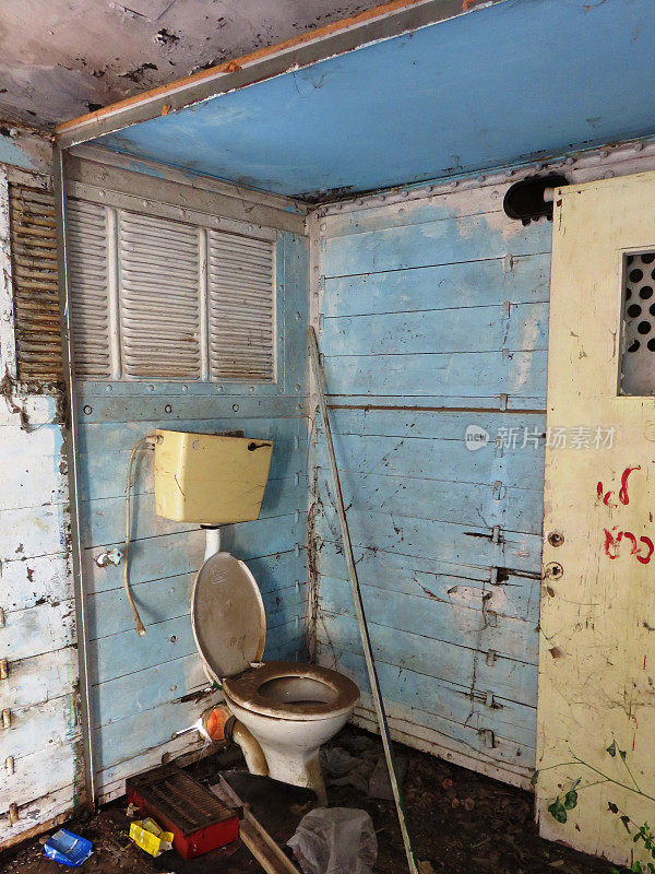 破旧的隔间里的废弃厕所
