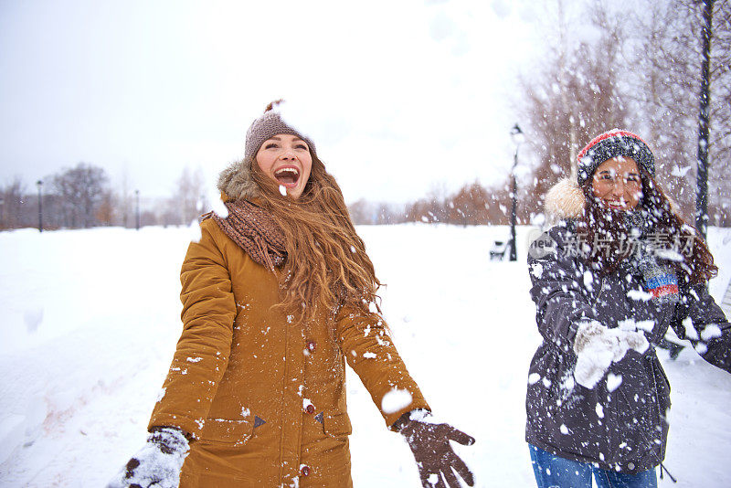 女性朋友在外面享受下雪天