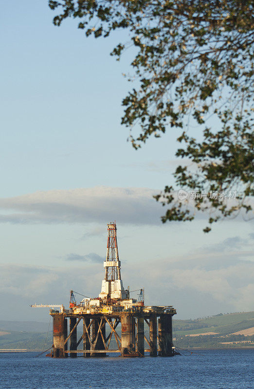 克罗马蒂湾的石油钻井平台