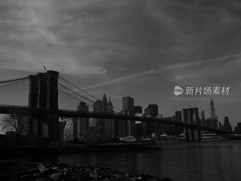 布鲁克林大桥和曼哈顿天际线的黑白照片，纽约2003年