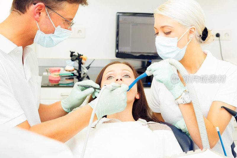 年轻女子正在牙医那里接受治疗