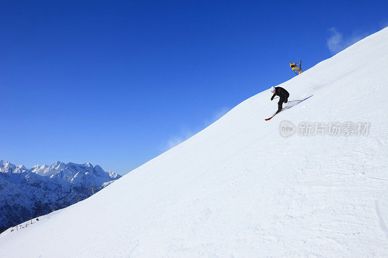 俊男滑雪者在阳光明媚的滑雪场滑雪