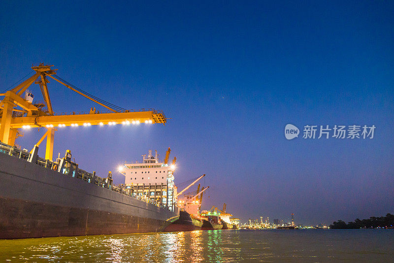 货船在夜间停靠在港口