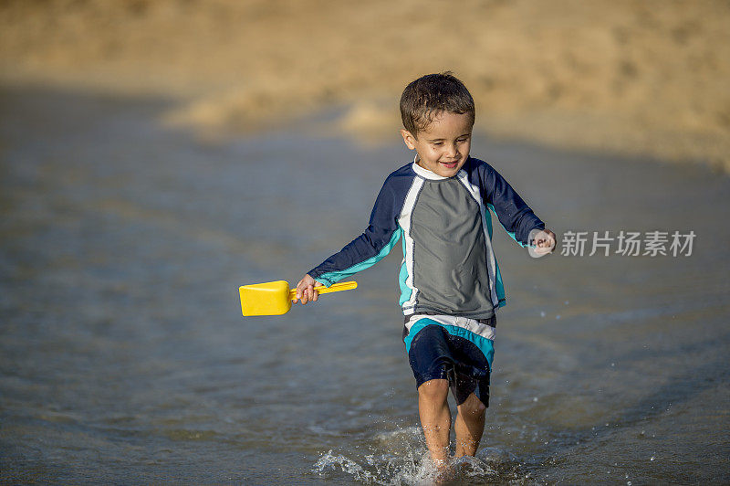 小男孩在冲浪