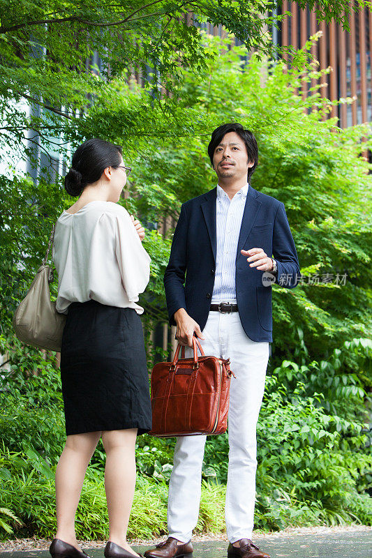 日本的商业伙伴正在外面开会