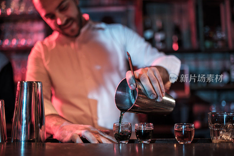 调酒师在调酒