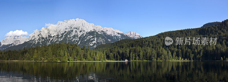 Lautersee湖和Wetterstein山全景，阿尔卑斯山，巴伐利亚，德国