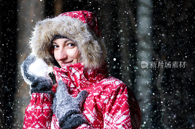 年轻女子拿着雪球