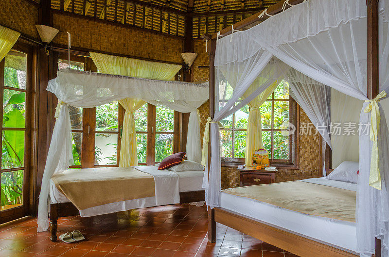 印尼巴厘岛度假胜地的平房和床