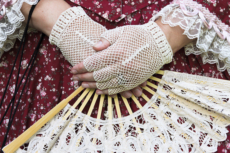 内战时期的服装，蕾丝手套和花式扇子