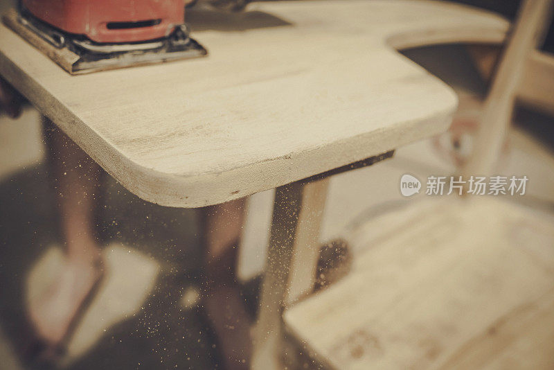打磨木椅表面以进行修复。DIY。