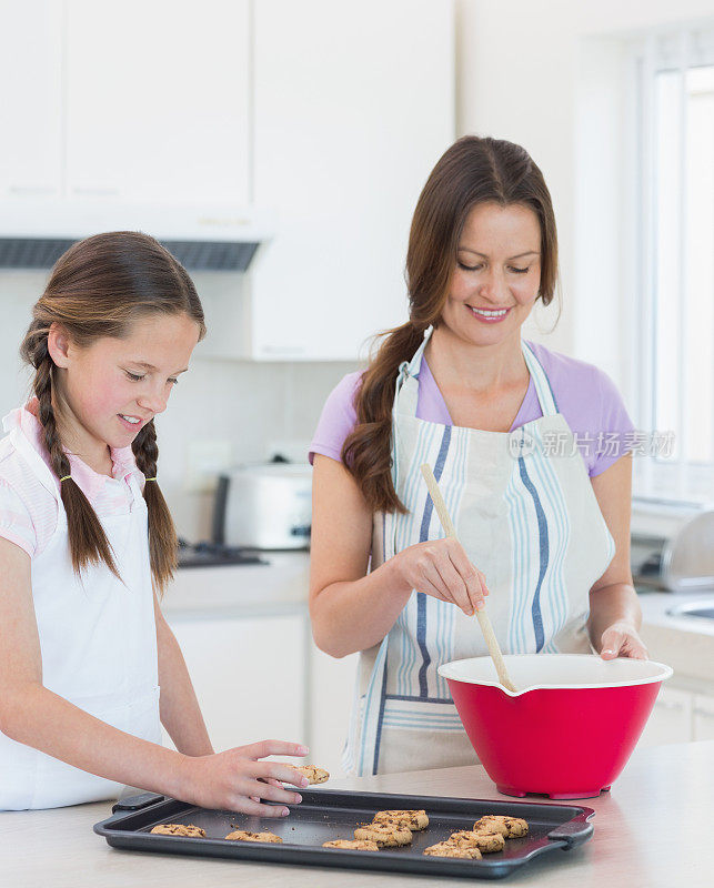女孩和妈妈在厨房准备饼干