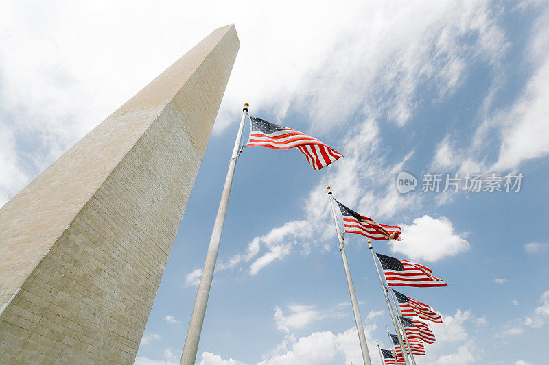 华盛顿纪念碑周围的美国国旗沿国家广场