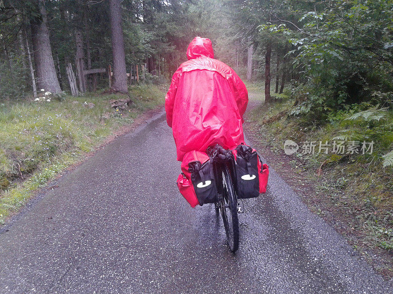 在雨中骑车穿过森林