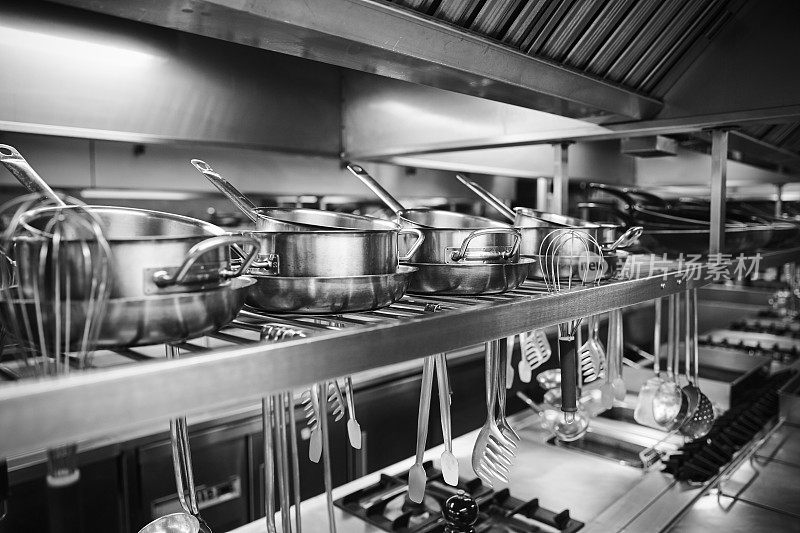 工业厨房-架子上的锅和工具