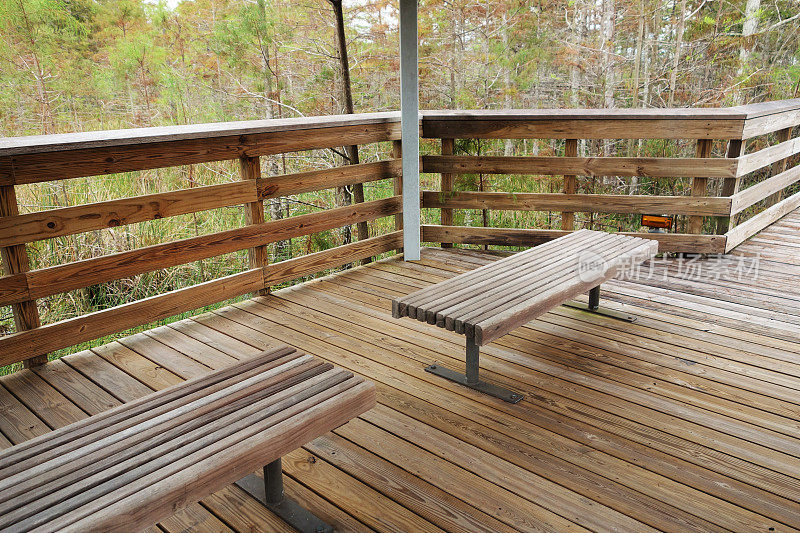 木制甲板与长凳和栏杆