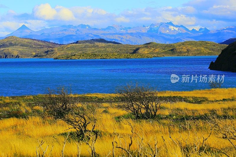 佩霍湖日出——托雷斯·德尔·潘恩·埃斯特佩·梅多斯，巴塔哥尼亚