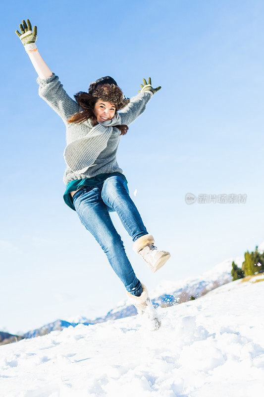 女孩们玩雪玩得很开心