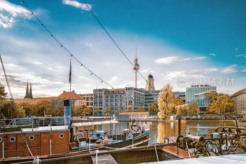 老渔民在柏林海港，可以看到电视塔