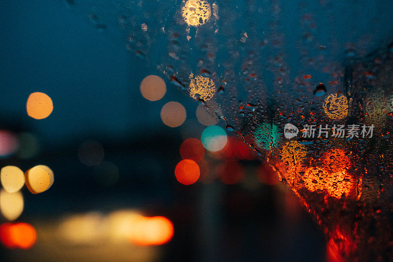 雨夜挡风玻璃交通视图