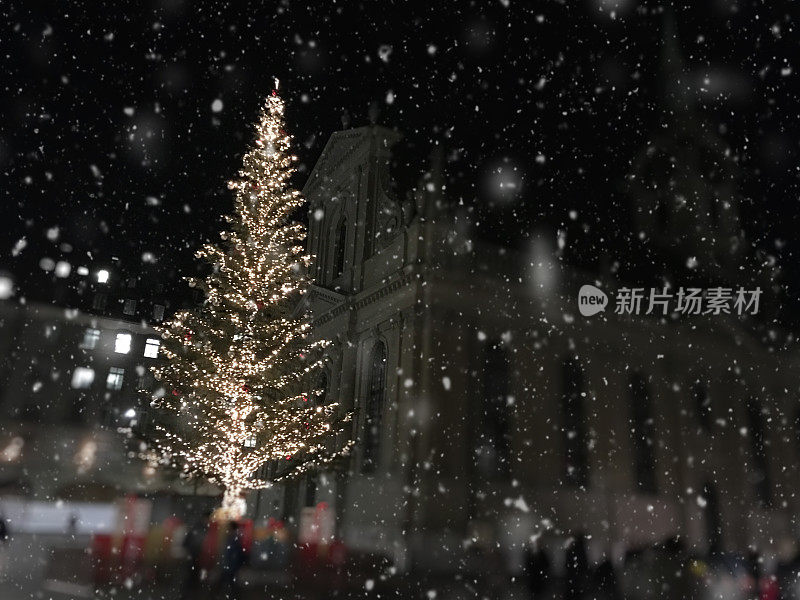 瑞士伯尔尼圣诞市场下雪