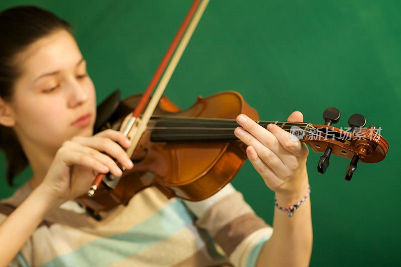 少女练习小提琴