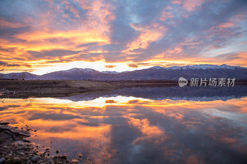 新西兰坎特伯雷地区奥普哈湖上的天空着火