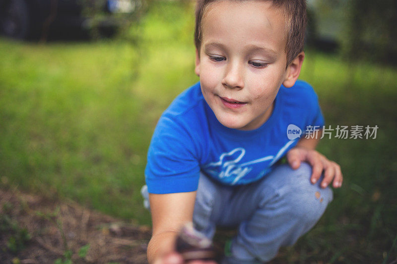 幼童在大自然中玩耍