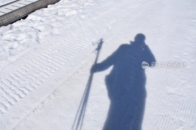 雪滑雪的影子