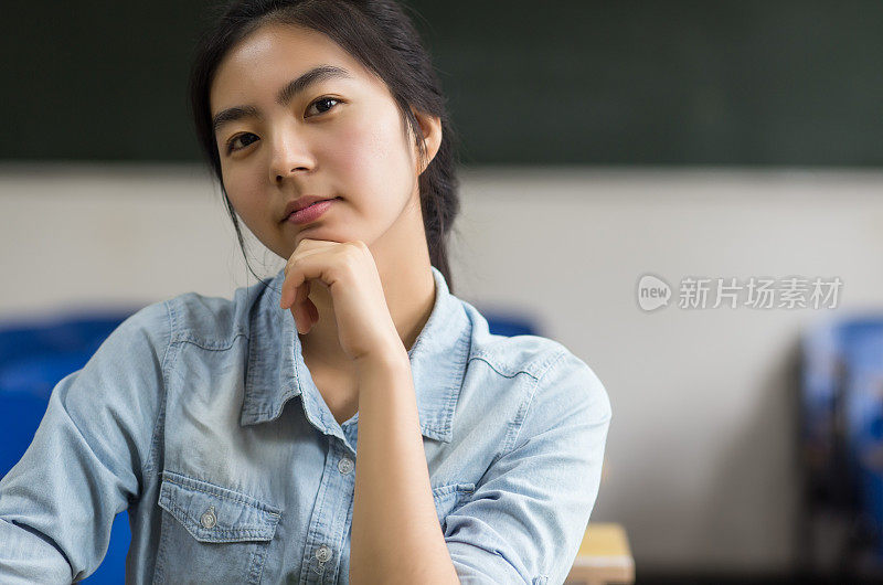 教室里的女学生