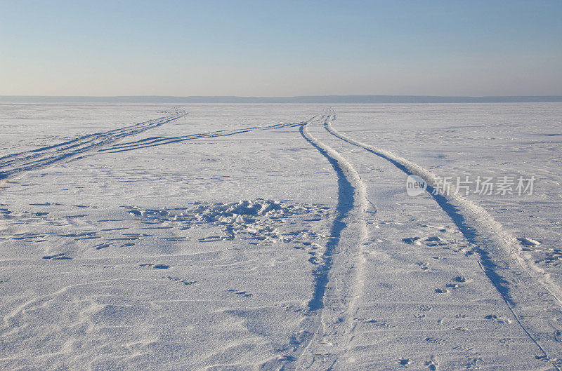 白雪覆盖的道路