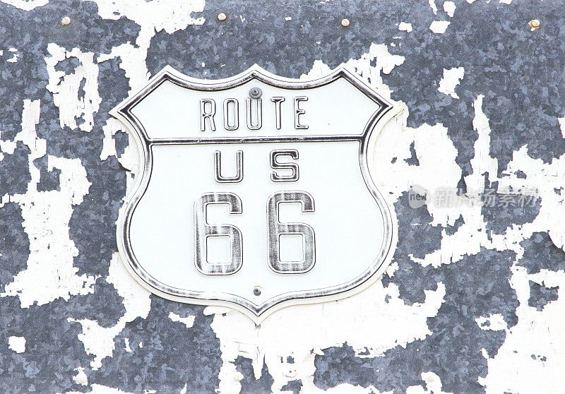 风化的66号公路标志