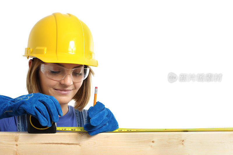 建筑承包商木匠妇女在白色的测量二乘四