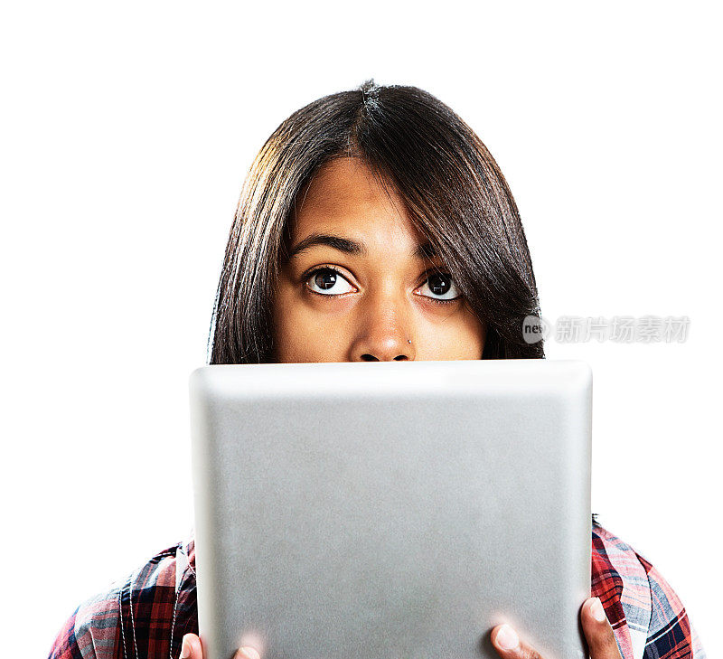 漂亮的黑发女人在平板电脑后面翻白眼