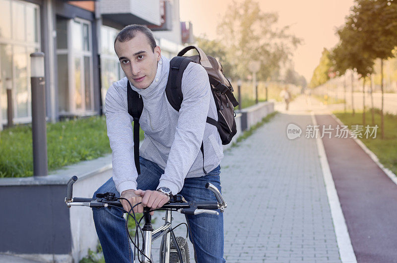 一个骑自行车的年轻人