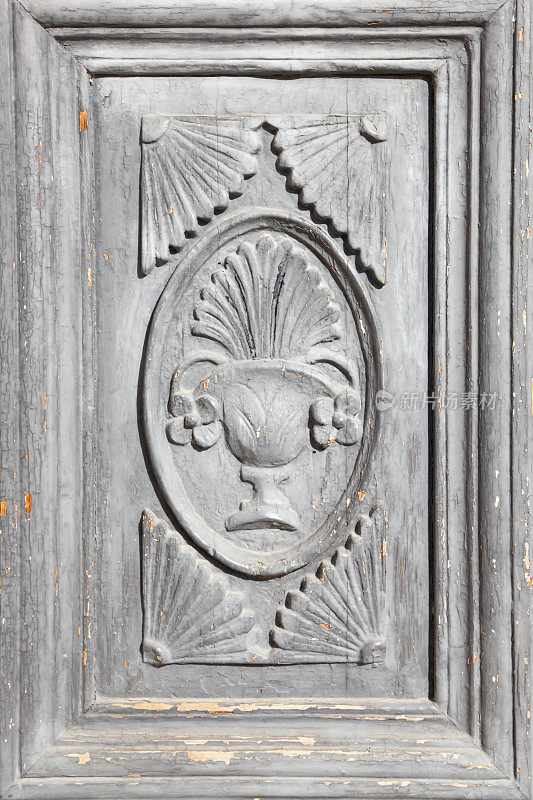 灰色风化的历史门与帕福斯塞浦路斯雕刻