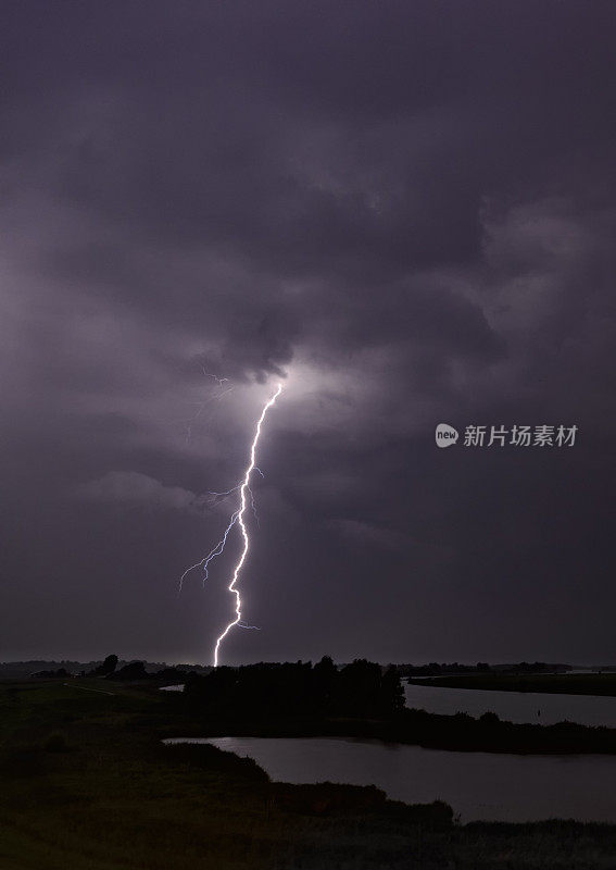 雷暴时夜空中的闪电