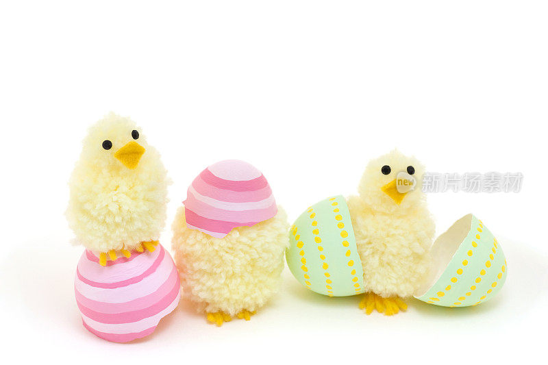 复活节小鸡和彩绘彩蛋