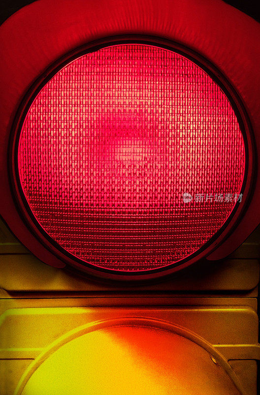 红色交通灯的近景