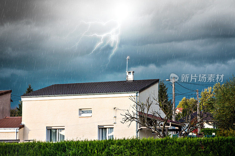 暴风雨的天气掠过普通的房屋