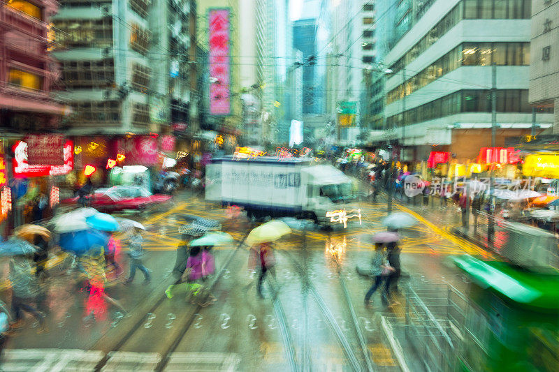 模糊运动的人与伞，香港，中国，亚洲
