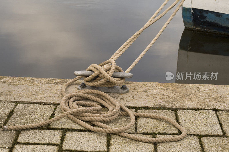 绳子和楔子在水边。