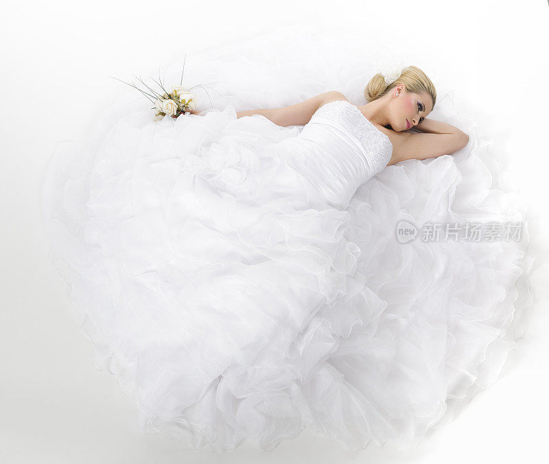新娘躺着