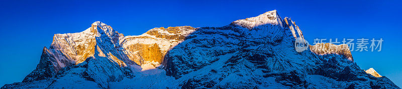 清晨金色的阳光照亮了雪山的山峰，喜马拉雅山全景