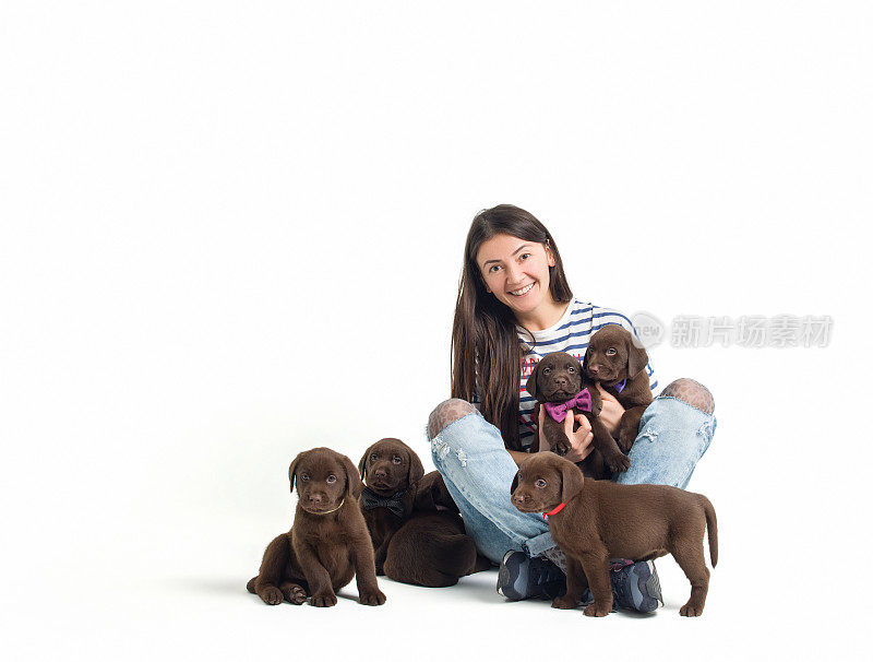 女人和她的拉布拉多猎犬幼犬的肖像