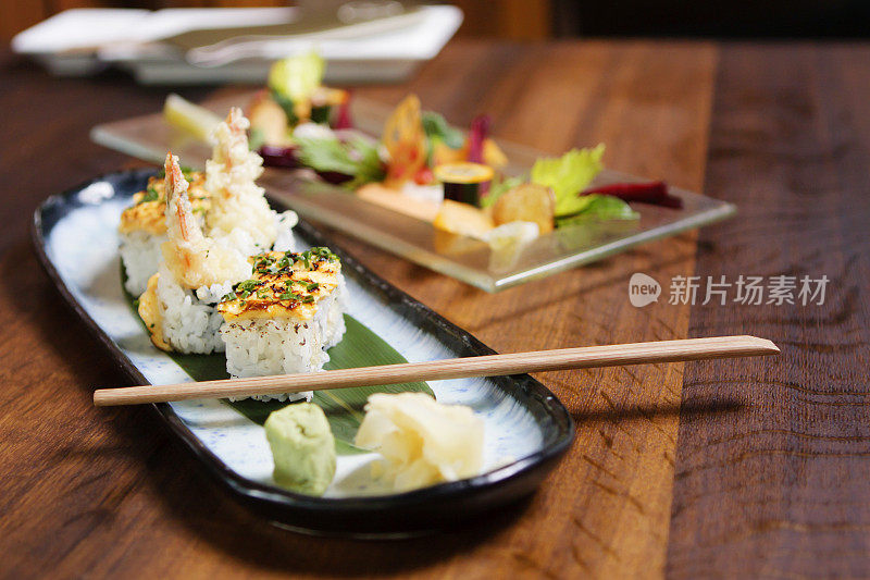 用筷子夹在桌上的日本美食