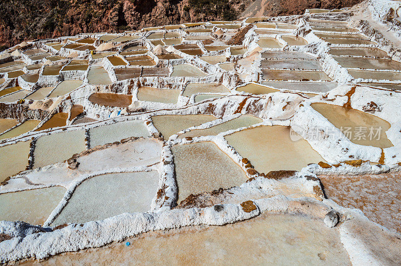 秘鲁萨利纳斯的梯田盐矿
