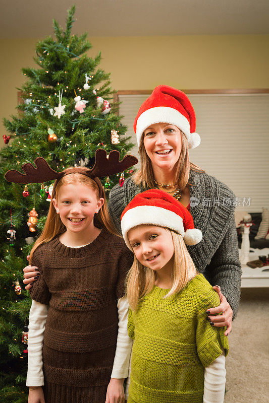 全家福与母亲，孩子和圣诞树