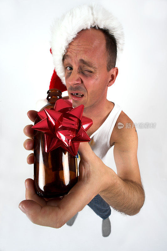 一个乡巴佬戴着圣诞帽，把瓶子当礼物送人