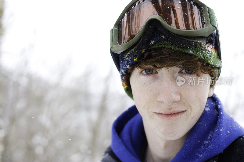 英俊的少年与滑雪眼镜